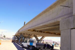 Avanza Municipio con colocación de trabes en puente de carretera Aldama y Fuerza Aérea