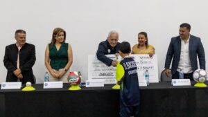 Entregan becas a 177 deportistas, entrenadores y promotores, en Cuauhtémoc